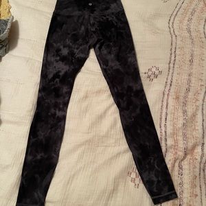Black tie dye Lululemon Align high rise leggings.